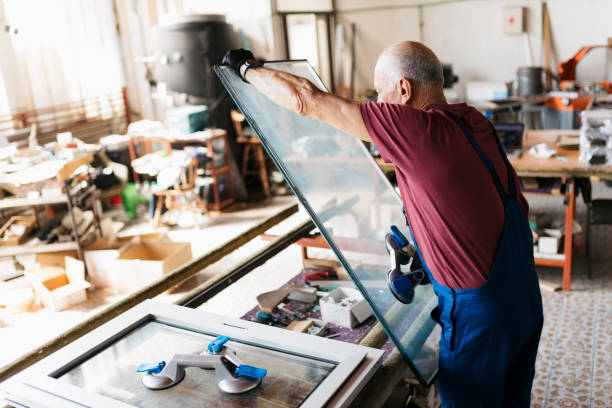 Un vitrier installe et répare les vitres dans différents bâtiments. Ainsi, il assure la sécurité et l’esthétique. De plus, son savoir-faire