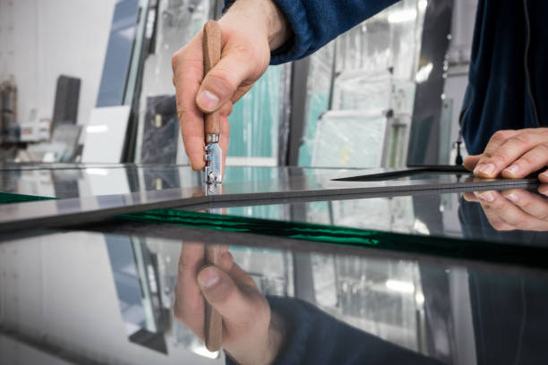 Un vitrier installe des vitres adaptées à chaque projet. En effet, il analyse l’espace disponible. Ensuite, il conseille le client