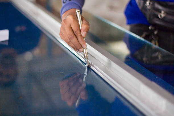 Un vitrier installe, remplace et répare tous types de vitres. De plus, il conseille ses clients. En effet, son savoir-faire ne se limite