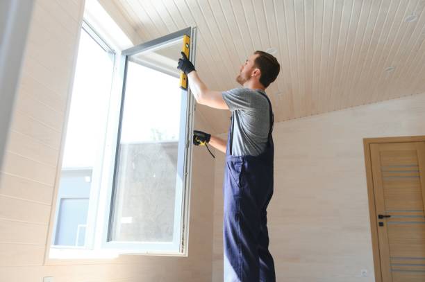 Un vitrier travaille principalement le verre destiné aux fenêtres et aux façades. En effet, il coupe, ajuste et installe les vitres