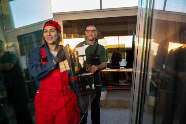 Un vitrier possède un savoir-faire précis dans la découpe et la pose de vitres. De plus, il travaille souvent sur mesure pour