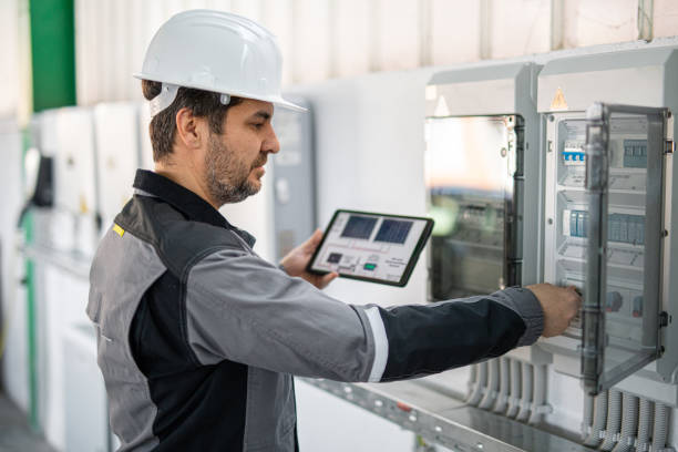 Un domoticien possède les compétences techniques nécessaires pour installer une alarme connectée de manière professionnelle.