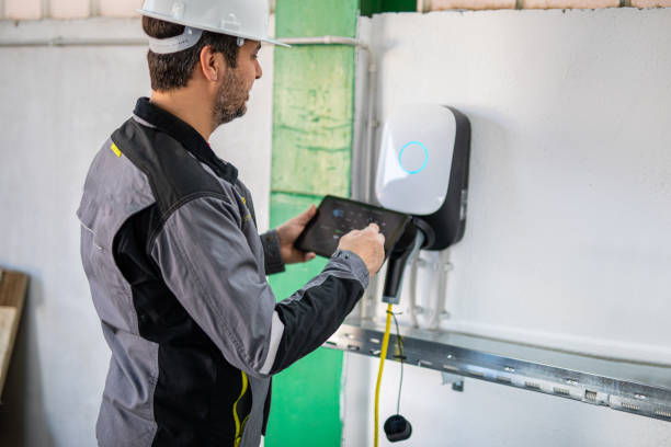 Un domoticien installe et programme des appareils connectés pour sécuriser l’habitat. Par ailleurs. Il gère la communication entre