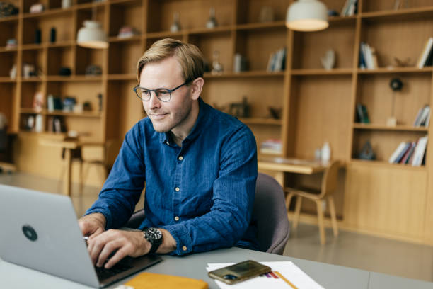 Un domoticien possède des compétences avancées en automatisation des habitations. Il installe des équipements connectés