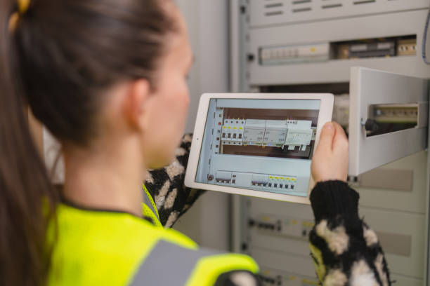 Un domoticien connaît de nombreuses technologies de maison connectée. Ensuite, il analyse les besoins des utilisateurs pour adapter