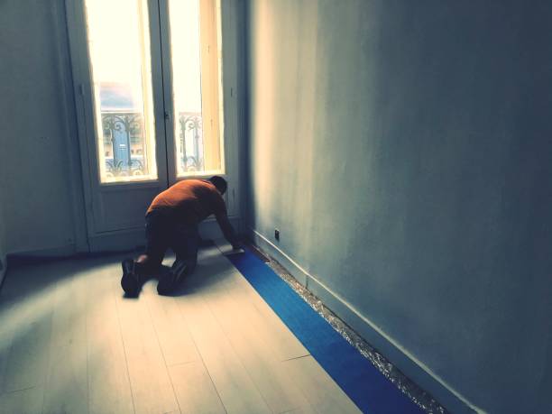 Le parqueteur est un artisan qualifié qui pose, rénove et entretient les sols en bois. En effet, il maîtrise toutes les techniques liées