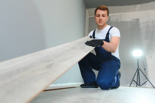 Un parqueteur peut tout à fait vitrifier un parquet ancien. En effet, cette opération consiste à appliquer un vernis protecteur sur le bois.