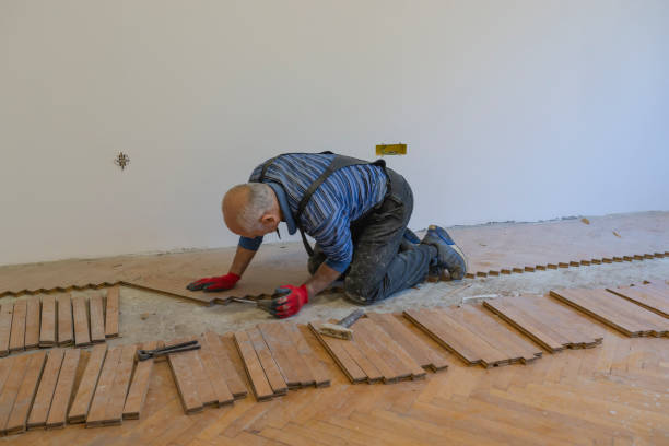 Un parqueteur est un artisan spécialisé dans la pose et la rénovation de parquet. Il maîtrise plusieurs techniques, comme