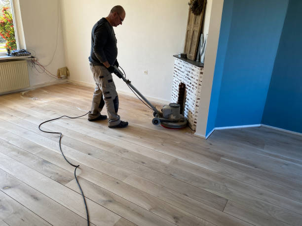 Avant de poser le parquet, le parqueteur prépare soigneusement le chantier. En effet, il vérifie d’abord l’état du sol. Puis,