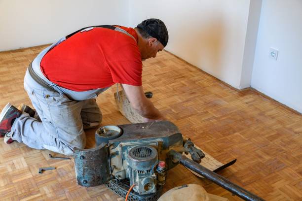 Un parqueteur est un professionnel du bois spécialisé dans la pose et la rénovation des parquets. En effet, il possède