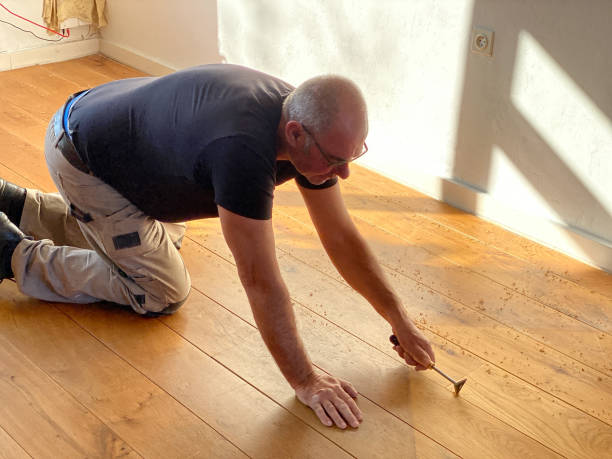 Un parqueteur est un artisan spécialisé dans la pose et la rénovation des sols en bois. En effet, il maîtrise plusieurs techniques