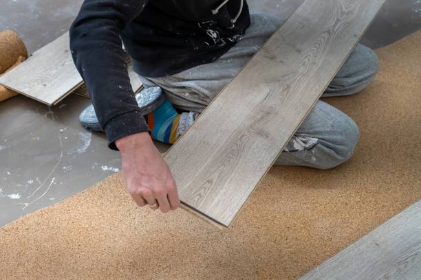 Le parqueteur installe, rénove et entretient le parquet d’une pièce. Il assure un rendu esthétique et durable. En effet, son travail
