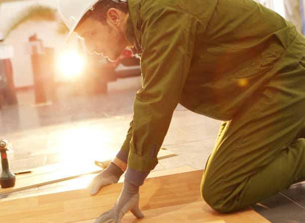 Un parqueteur installe, rénove et entretient les sols en bois. En effet, il maîtrise plusieurs techniques selon le type de parquet.