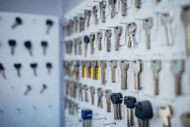 Un serrurier métallier applique des tarifs différents selon le service demandé, ce qui influence fortement le coût final.