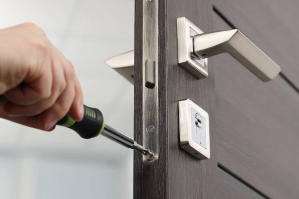 Choisir un serrurier métallier pour installer ou réparer une porte blindée demande une attention particulière, car ce type