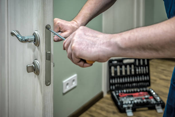 Un serrurier métallier intervient dans les entreprises pour renforcer la sécurité. En effet, il installe des fermetures métalliques