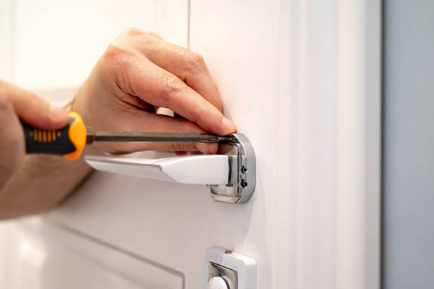 Un serrurier métallier travaille sur la sécurité des bâtiments. Il installe des serrures, répare des portes et conçoit des structures
