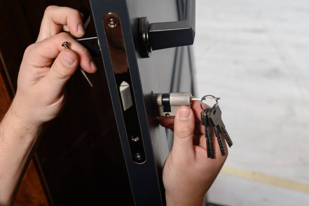 Un serrurier métallier assure la protection des accès d’un bâtiment et la qualité des installations métalliques. Ainsi.