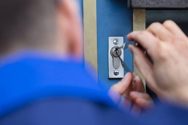 Un serrurier métallier peut installer des serrures connectées. En effet, il maîtrise les techniques liées à la sécurité. De plus,